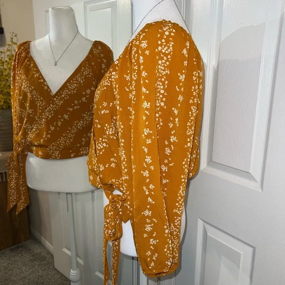 BCBG Ditsy Floral Crop Top Size L - Picture 6 of 8